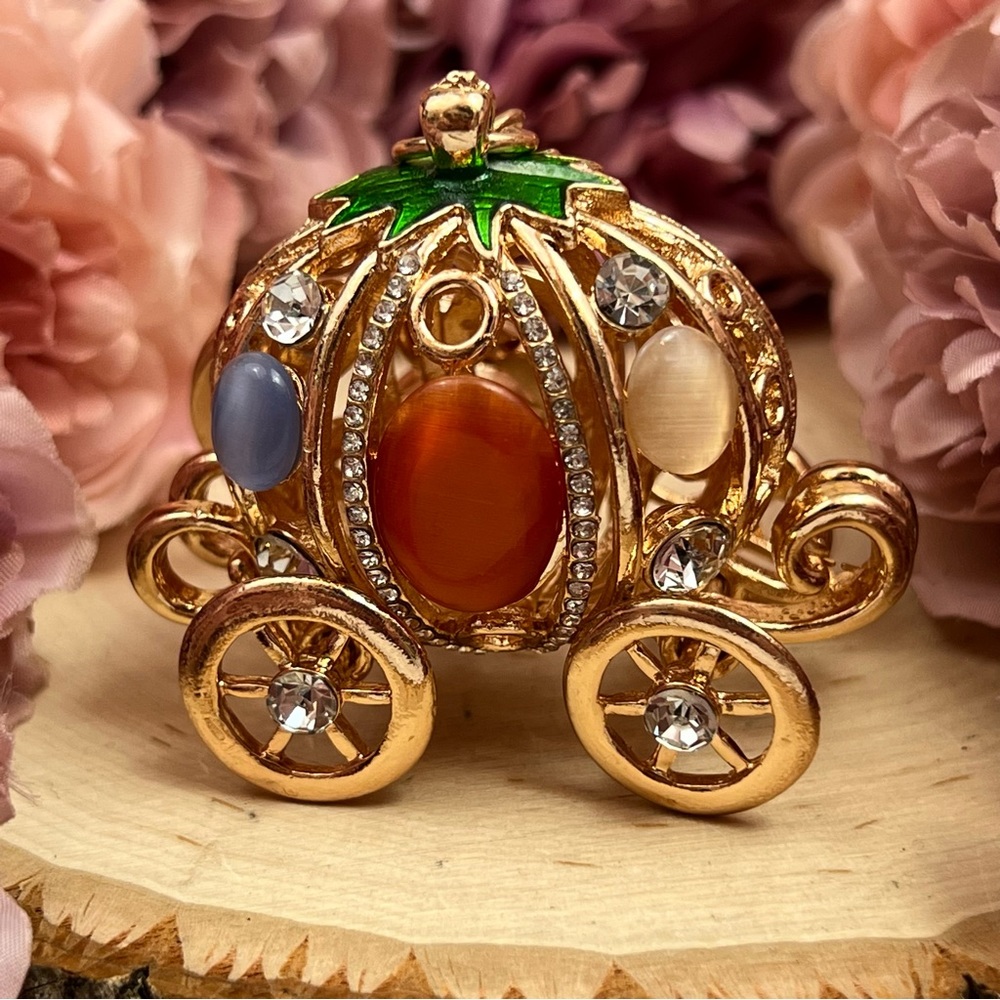 Cinderella’s Royal Gold and Crystal Carriage Keychain Charm - Picture 6 of 14